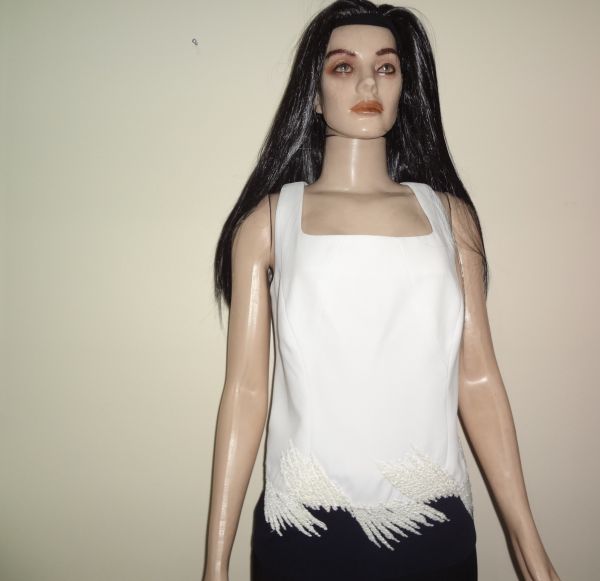 Blusa branca com barra preta.