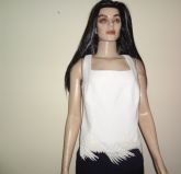 Blusa branca com barra preta.
