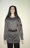 Blusa cinza com preto.