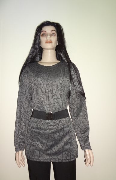 Blusa cinza com preto.