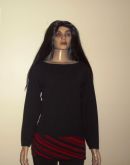 Blusa preta manga longa.