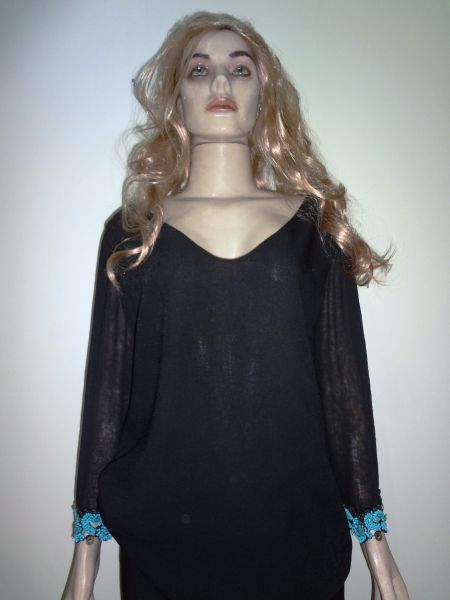 Blusa preta manga longa com missangas.
