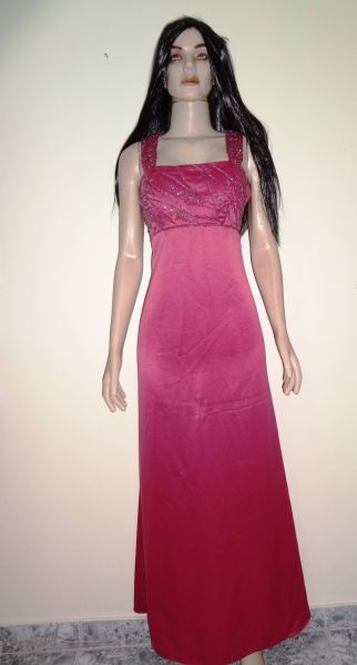 Vestido de festa longo.