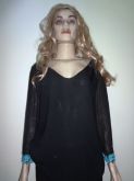 Blusa preta manga longa com missangas.