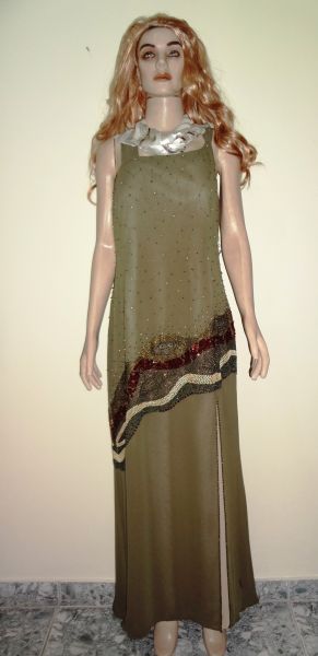 Vestido longo com missangas e echarpe.
