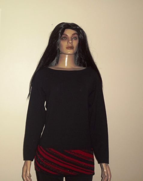 Blusa preta manga longa.